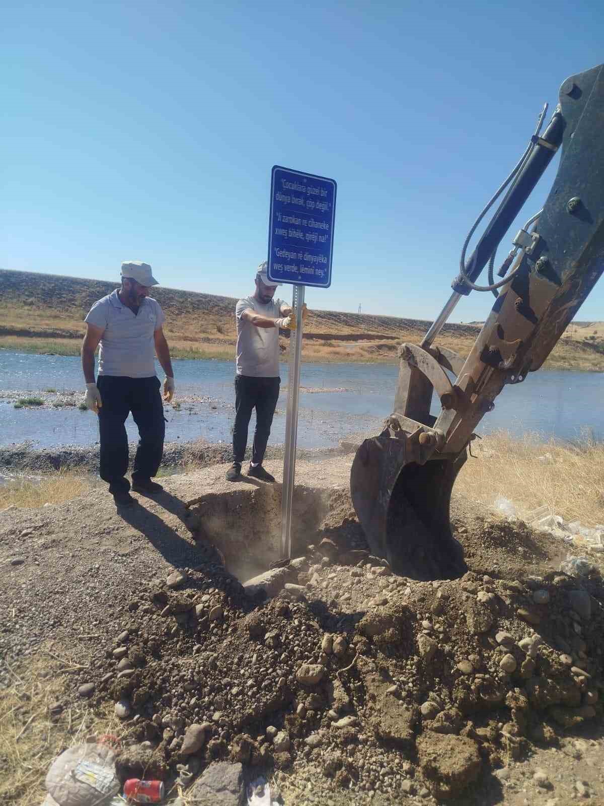 Eğil Belediyesi piknik alanlarının temiz tutulması için 3 dilde uyarı levhaları yerleştirdi
