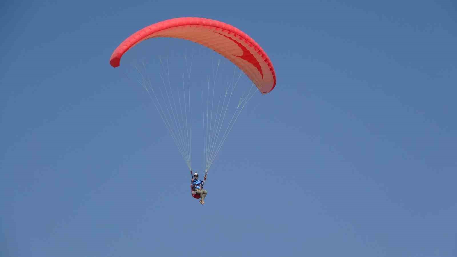 Van Gölü semalarında yamaç paraşütü heyecanı yaşandı