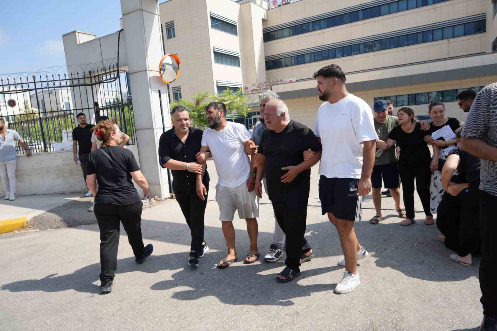 Pastane cinayetinde öldürülen gencin abisinin feryatları yürekleri yaktı: "Abi ben geliyorum de ne olur"