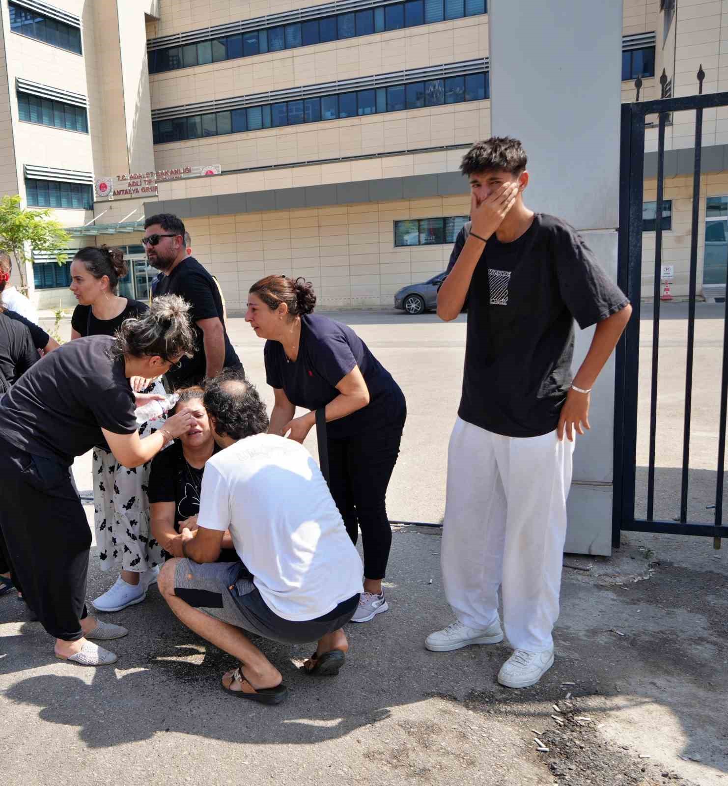 Pastane cinayetinde &ouml;ld&uuml;r&uuml;len gencin abisinin feryatları y&uuml;rekleri yaktı: "Abi ben geliyorum de ne olur"
