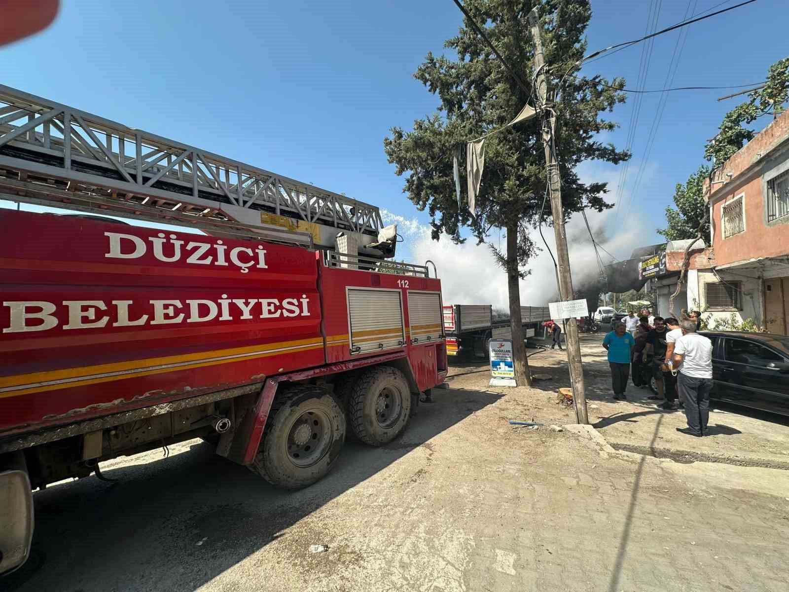 Osmaniye&rsquo;de demir y&uuml;kl&uuml; tırda &ccedil;ıkan yangın s&ouml;nd&uuml;r&uuml;ld&uuml;
