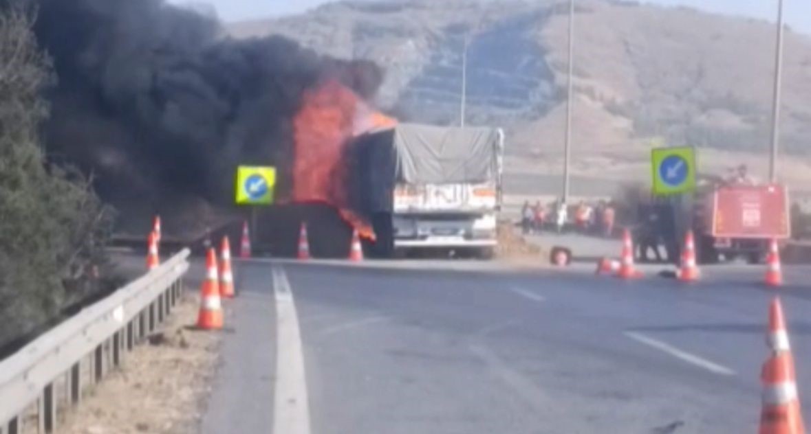 TAG Otoyolu’nda arpa yüklü tır yandı, sürücü yaralandı