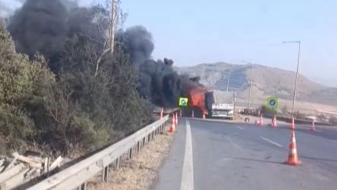 TAG Otoyolu&rsquo;nda arpa y&uuml;kl&uuml; tır yandı, s&uuml;r&uuml;c&uuml; yaralandı
