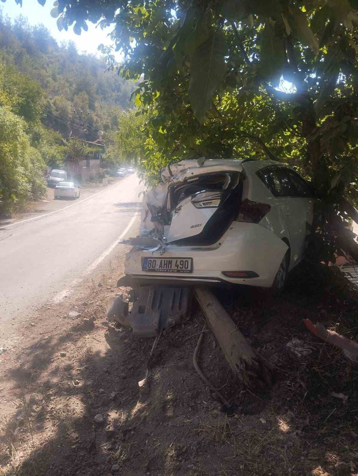 Kontrolden &ccedil;ıkan kamyon otomobile &ccedil;arparak durdu
