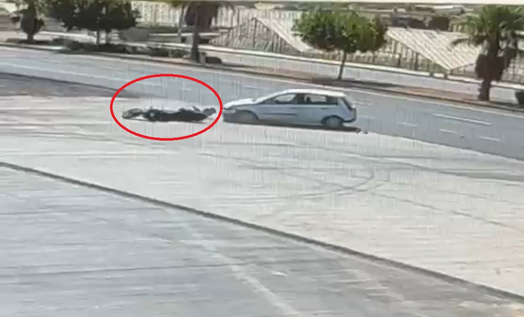 Otomobil ile çarpışan motosikletlinin metrelerce sürüklendiği kaza kamerada