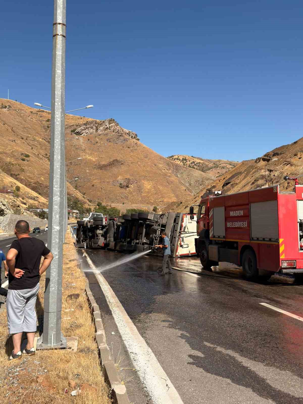 Elazığ’da tır devirdi: 1 yaralı