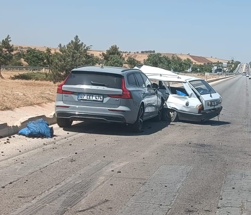 İki aracın çarpıştığı trafik kazansında: 1’i ağır 6 yaralı