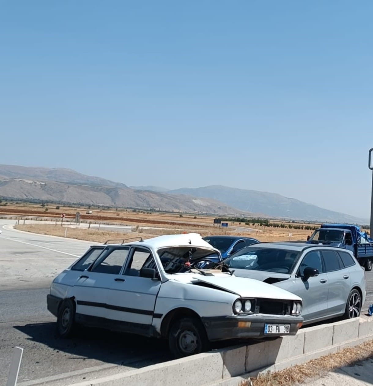 İki aracın &ccedil;arpıştığı trafik kazansında: 1&rsquo;i ağır 6 yaralı

