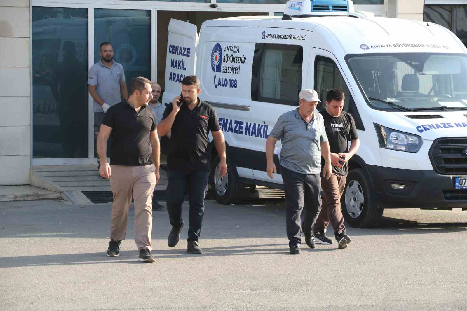 Pastane cinayetinde öldürülen genç kadının cenazesi yakınlarına teslim edildi