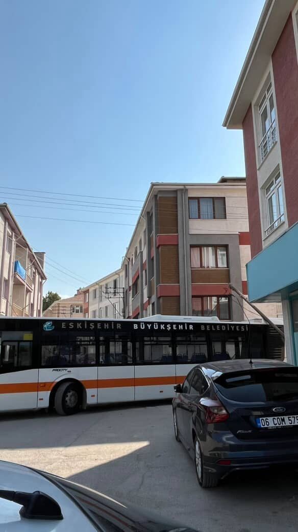 Belediye otob&uuml;s&uuml; direği devirdi
