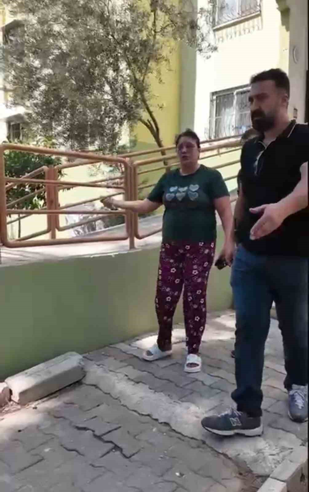 Kızını bı&ccedil;akla kovalayan anne g&ouml;zaltında
