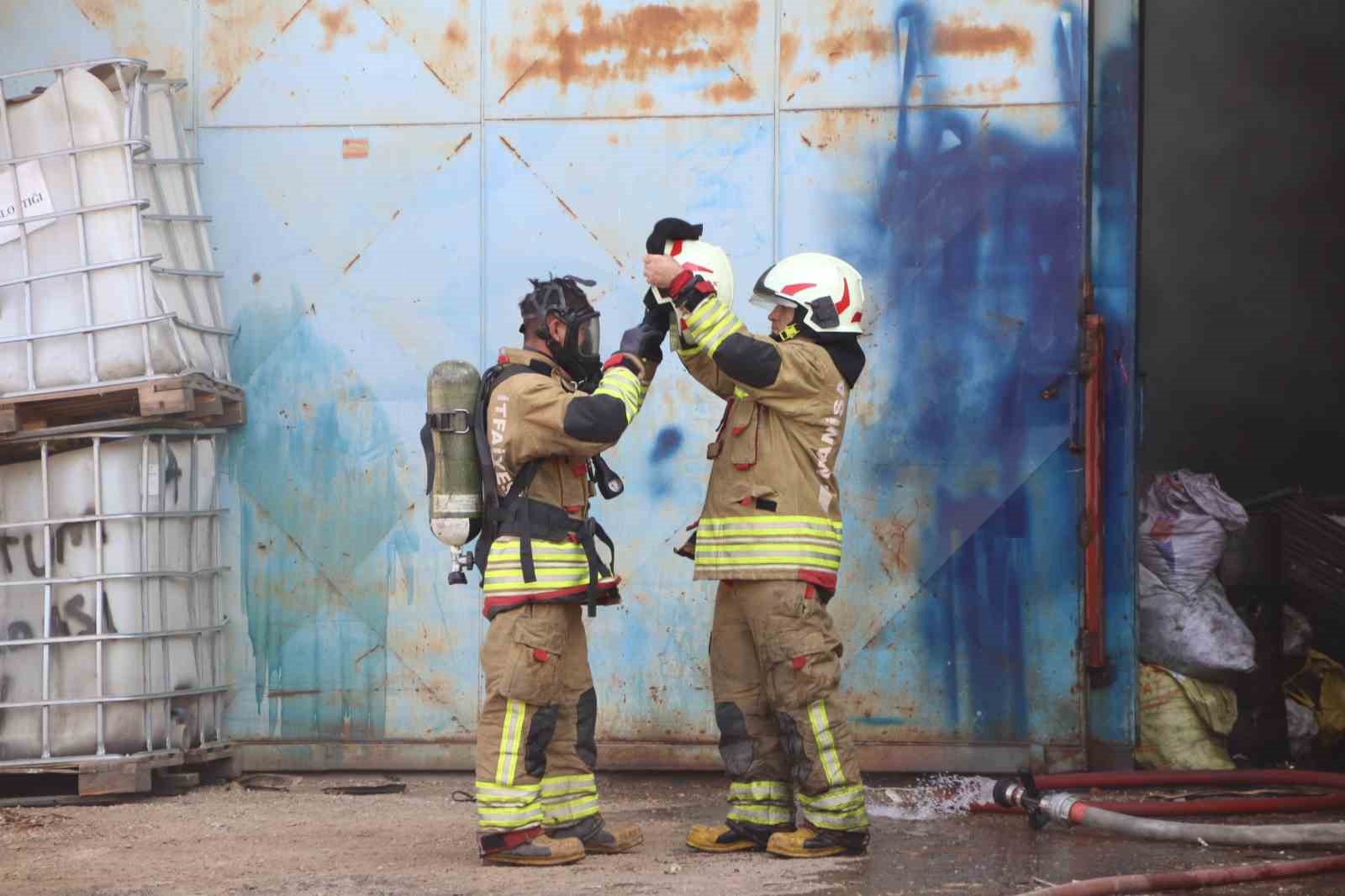 Dumanlar il&ccedil;eyi kapladı, itfaiye ekipleri saatlerce m&uuml;cadele etti
