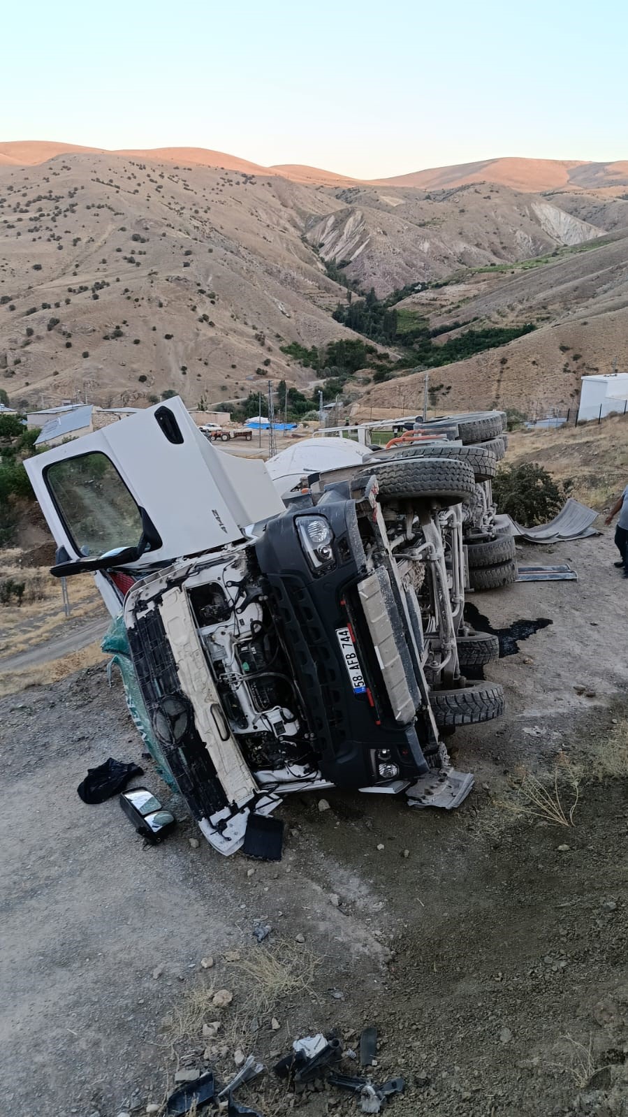 Yoldan &ccedil;ıkan beton mikseri takla attı, s&uuml;r&uuml;c&uuml; ağır yaralandı
