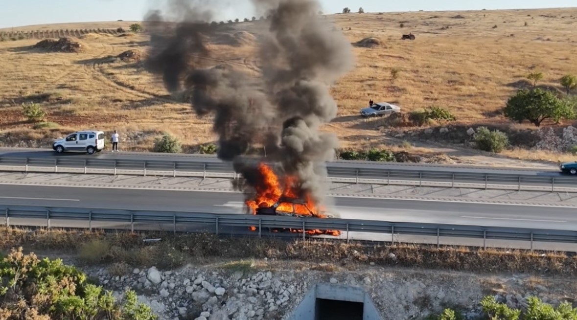 Gaziantep’te seyir halindeki otomobil alev topuna döndü: O anlar dron kamerasında
