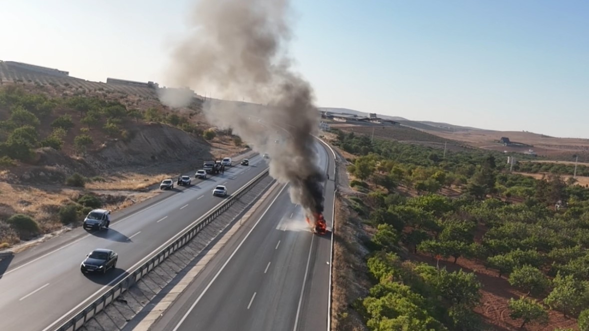 Gaziantep&rsquo;te seyir halindeki otomobil alev topuna d&ouml;nd&uuml;: O anlar dron kamerasında

