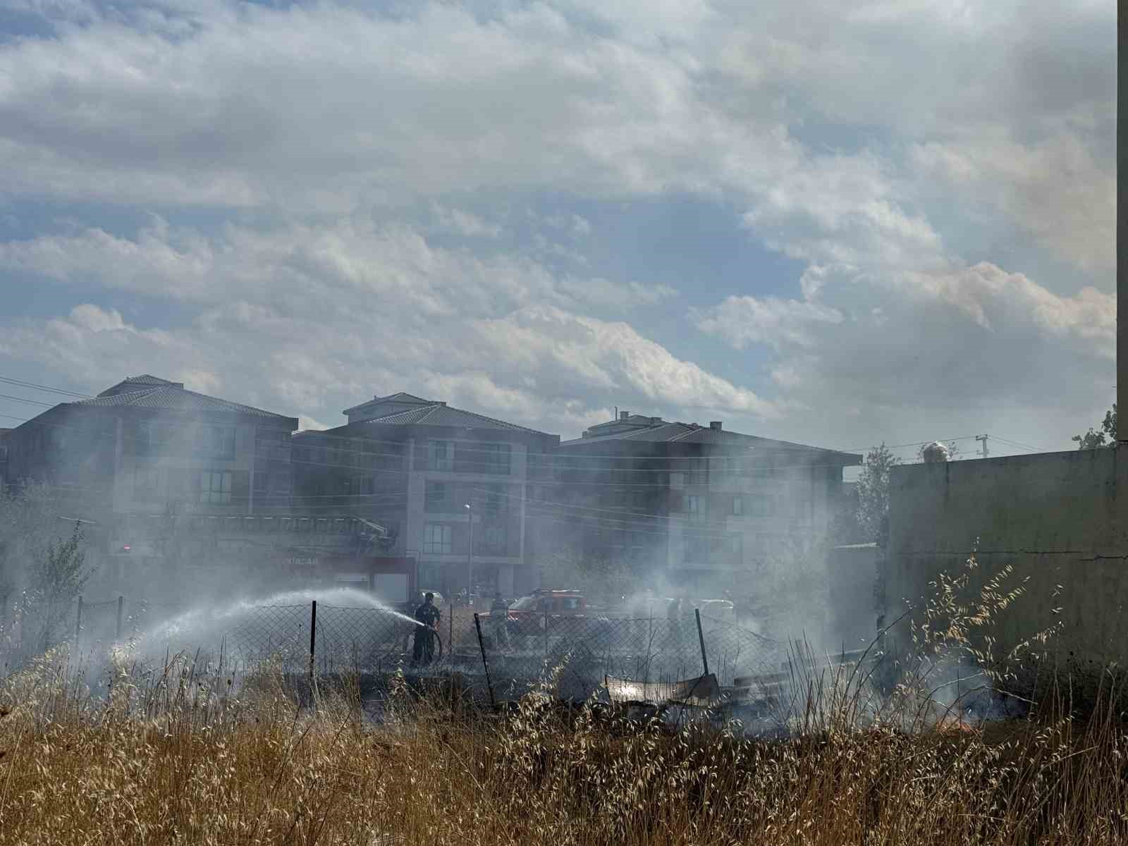 Tekirdağ&rsquo;da &ccedil;ocuklar yangın &ccedil;ıkarıp ka&ccedil;tı
