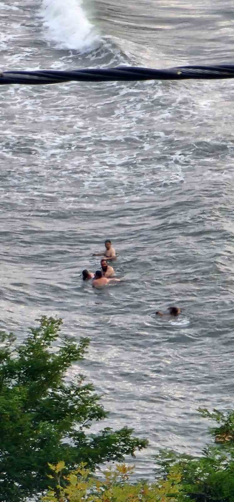 Boğulma tehlikesi geçiren 3 kadını vatandaşlar kurtardı