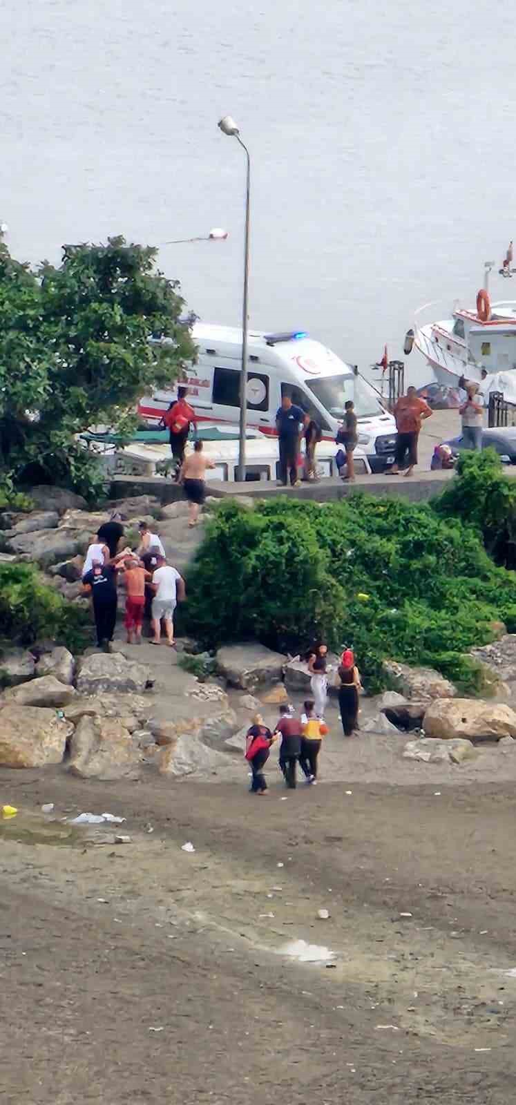 Boğulma tehlikesi geçiren 3 kadını vatandaşlar kurtardı

