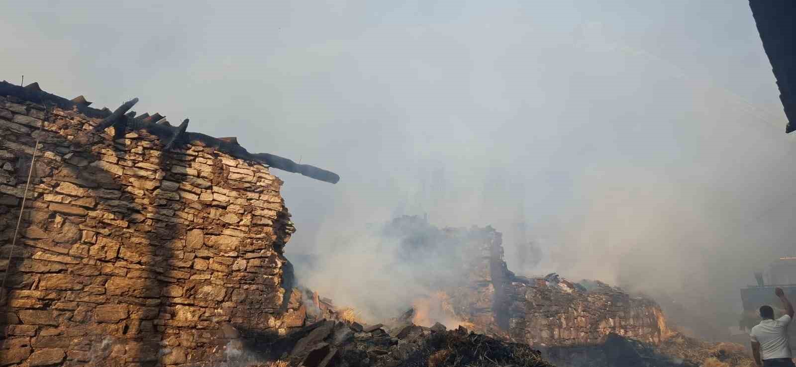 K&uuml;tahya&rsquo;da k&ouml;yde &ccedil;ıkan yangında 4 ev hasar g&ouml;rd&uuml;
