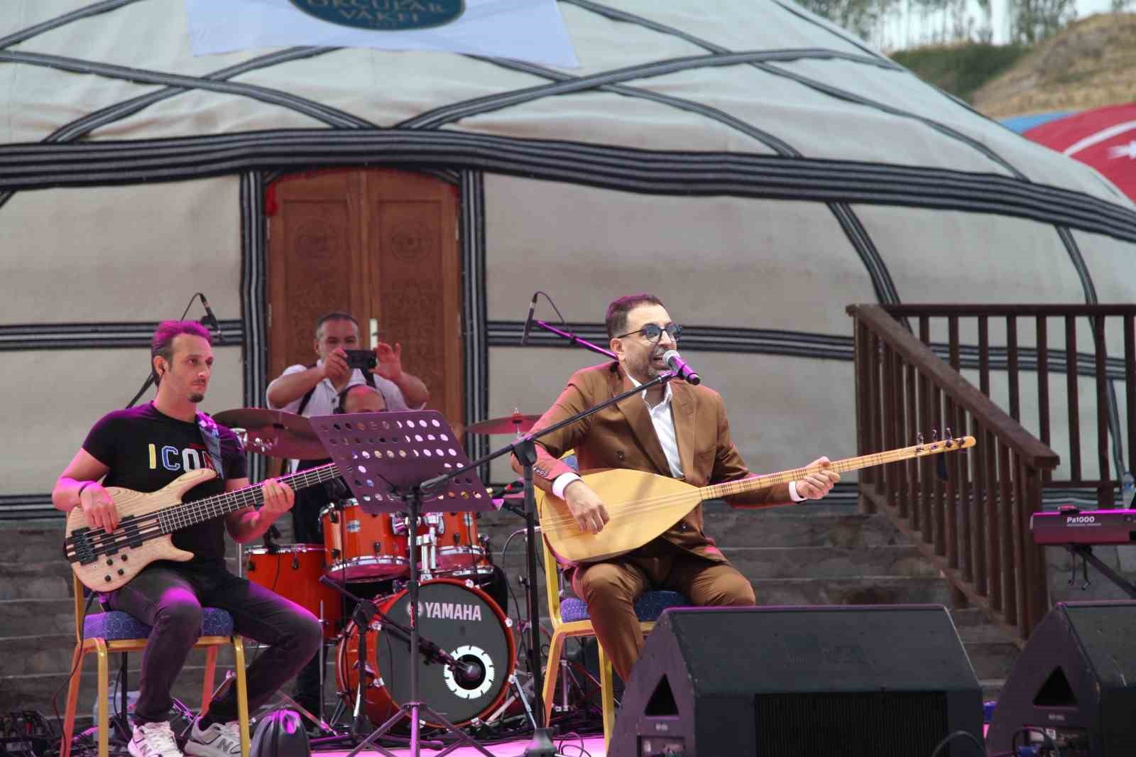 İsmail Altunsaray Ahlat’ta sahne aldı