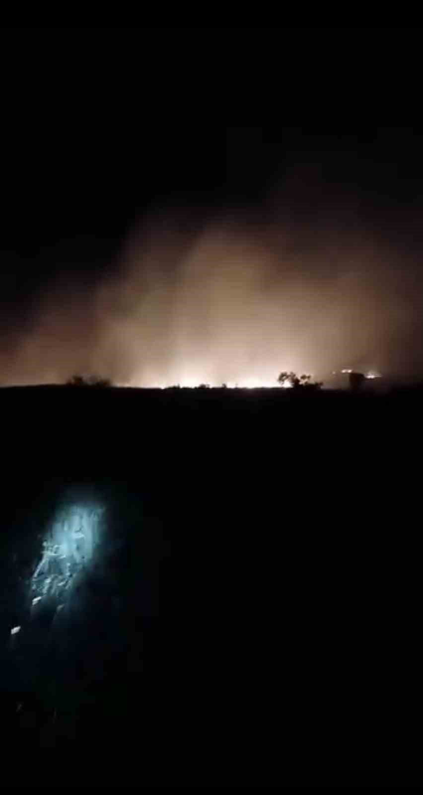 Sivas&rsquo;ta &ouml;rt&uuml; yangınına ekiplerin m&uuml;dahalesi s&uuml;r&uuml;yor
