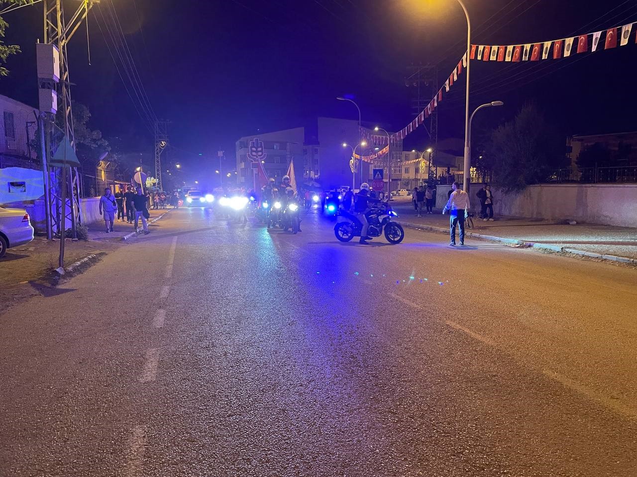 Malazgirt&rsquo;te zaferin 954. yıld&ouml;n&uuml;m&uuml;nde meşaleler ve T&uuml;rk bayraklarıyla fener alayı d&uuml;zenlendi
