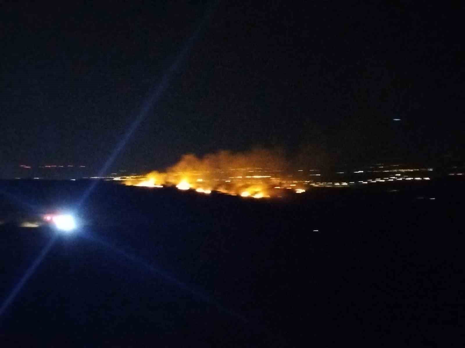 Çöplükte başlayan yangın araziye sıçradı