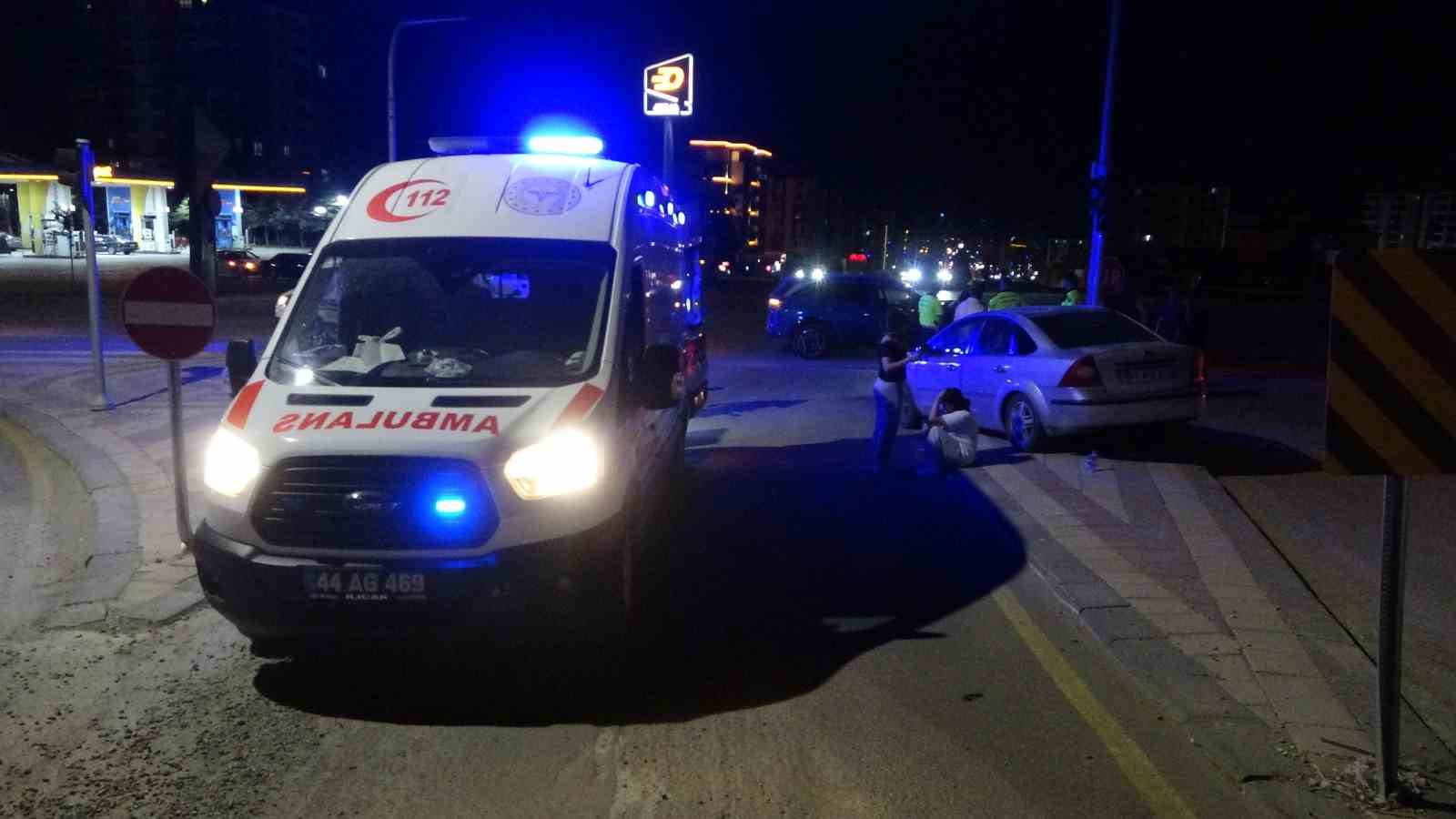 Malatya&rsquo;da iki otomobil &ccedil;arpıştı: 4 yaralı
