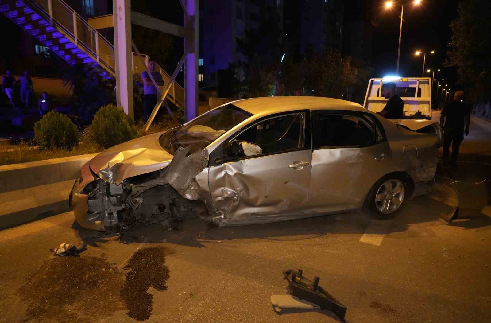 Hurdaya dönen araçtan 3 genç sağ çıkarıldı, vatandaşlar ekiplerin müdahale anını böyle izledi