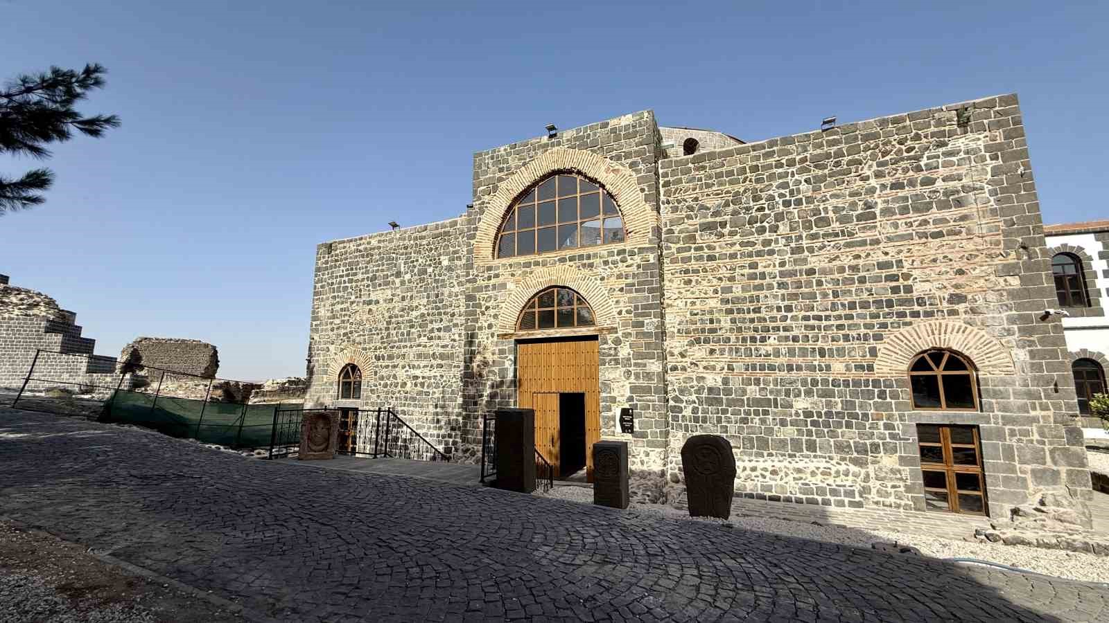 Diyarbakır’da Saint George Kilisesi’nin hiçbir zaman hamam olarak kullanılmadığını ispatlayan kitabe ortaya çıktı
