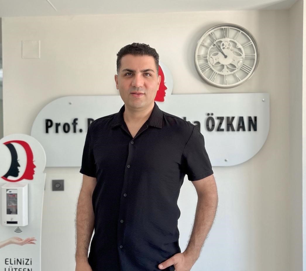 Uzmanı uyardı: "Tırnağınızı değil, dişinizi yiyorsunuz. Fark etmeden diş k&ouml;klerini eriten tehlike"
