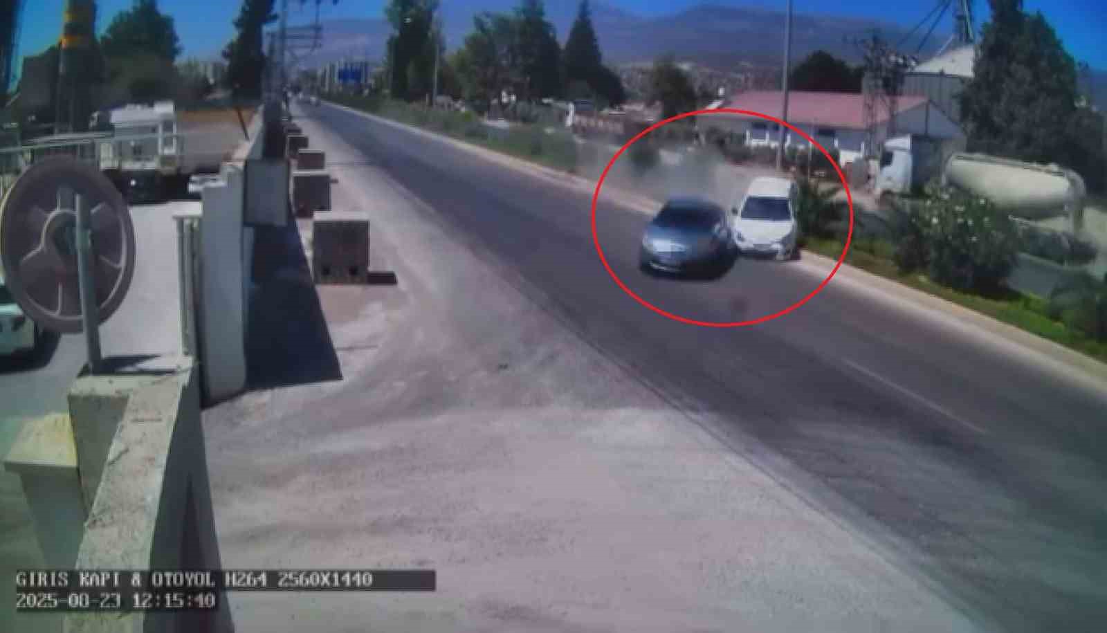 İki otomobil çarpışarak metrelerce sürüklendi