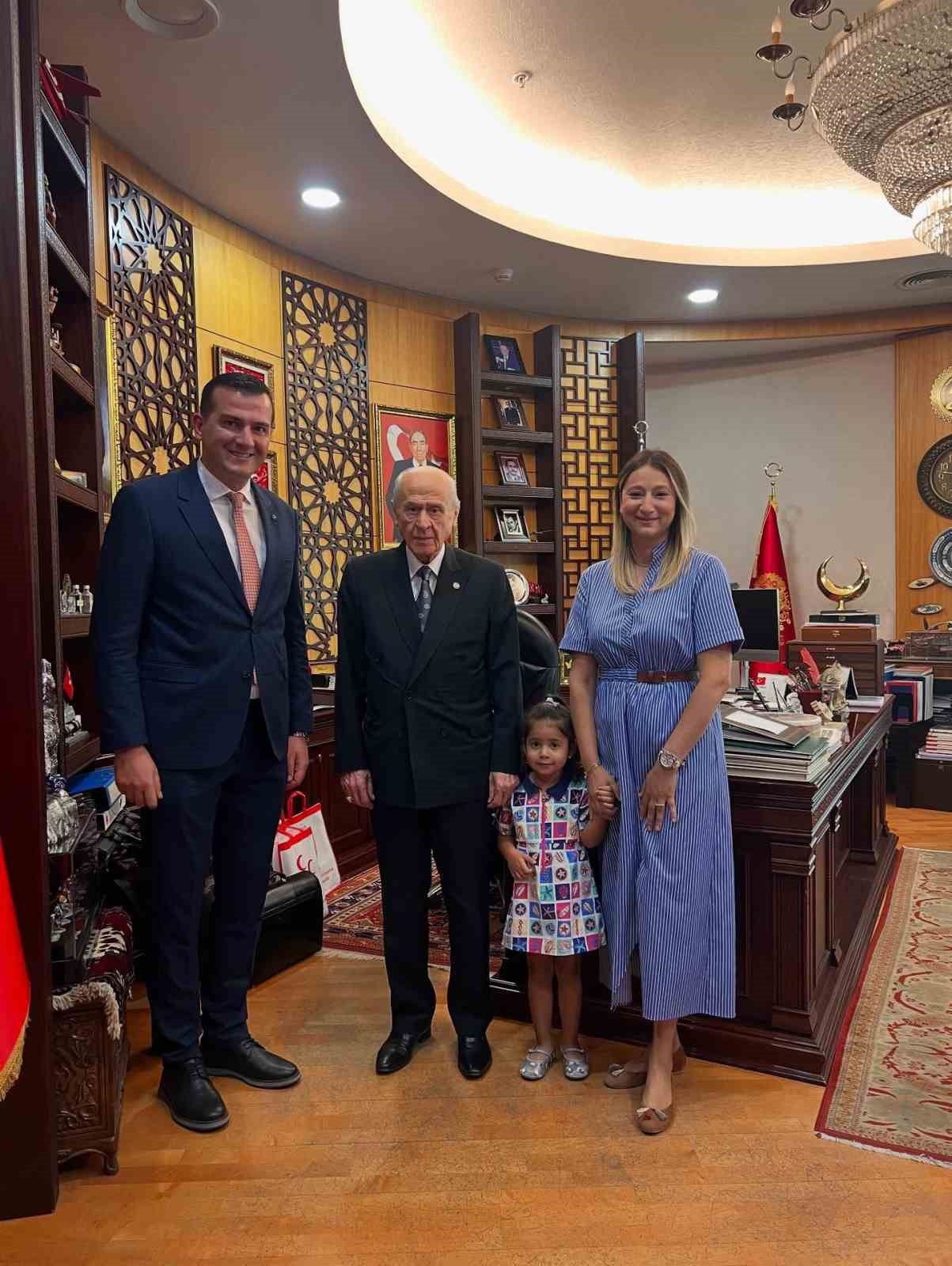 Bahçeli hayranı Minik Hilal, Devlet Dedesi’nin elini öptü