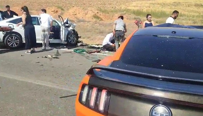 Otomobiller kafa kafaya çarpıştı: 3 yaralı
