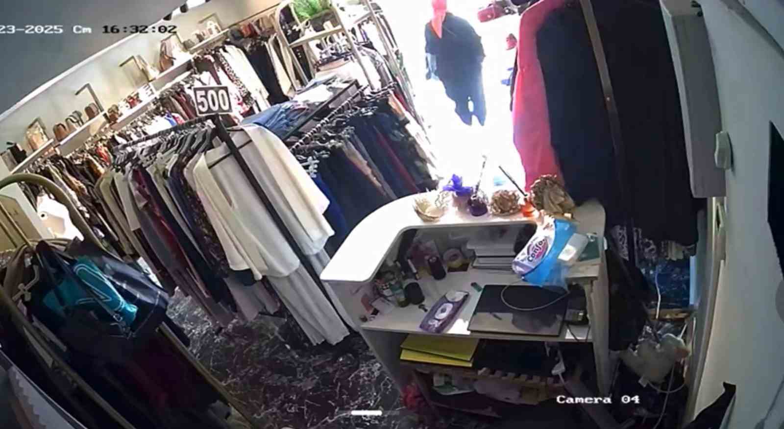 Geldi, 10 saniyede çaldı ve gitti
