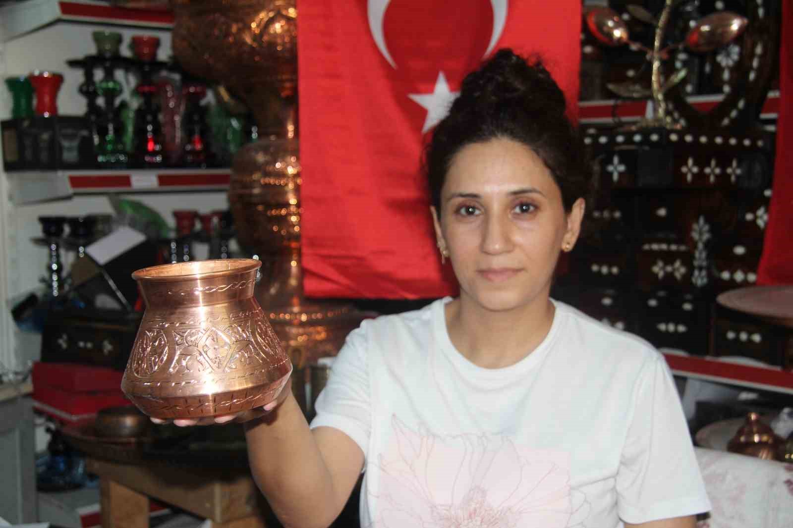 Erkek işi diyenlere inat bakır işleme ustası oldular
