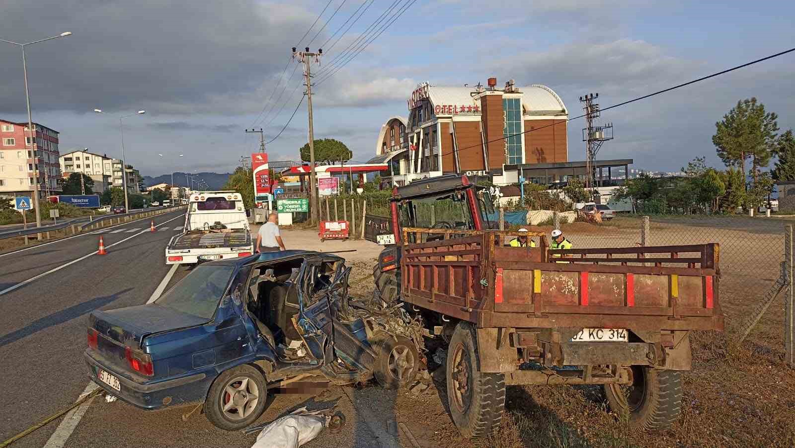 Ordu&rsquo;da otomobil park halindeki trakt&ouml;re &ccedil;arptı: 1 &ouml;l&uuml;
