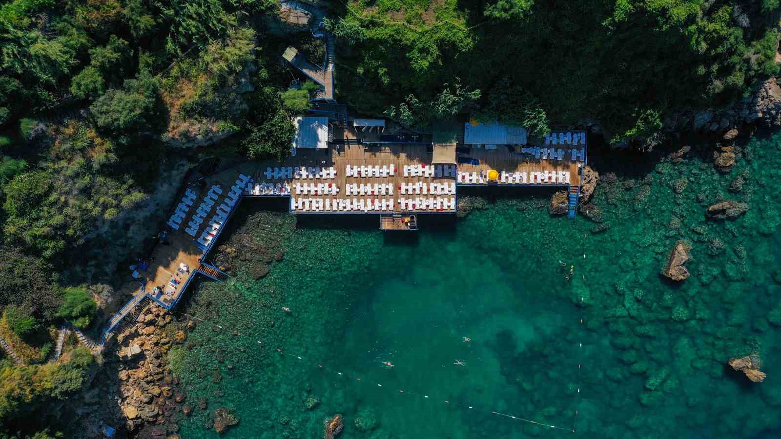 Kavurucu sıcaklardan ka&ccedil;anların rotası Muratpaşa Falez Plajları oldu
