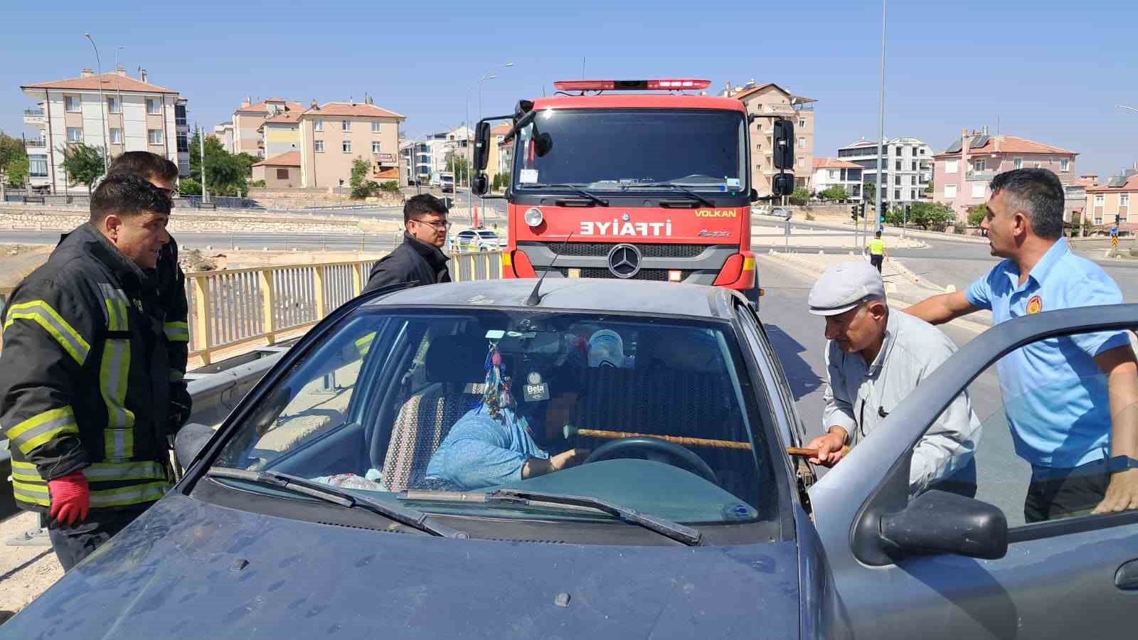 Kaza sonrası ara&ccedil;tan &ccedil;ıkamayan yaşlı kadını itfaiye kurtardı: 3 yaralı
