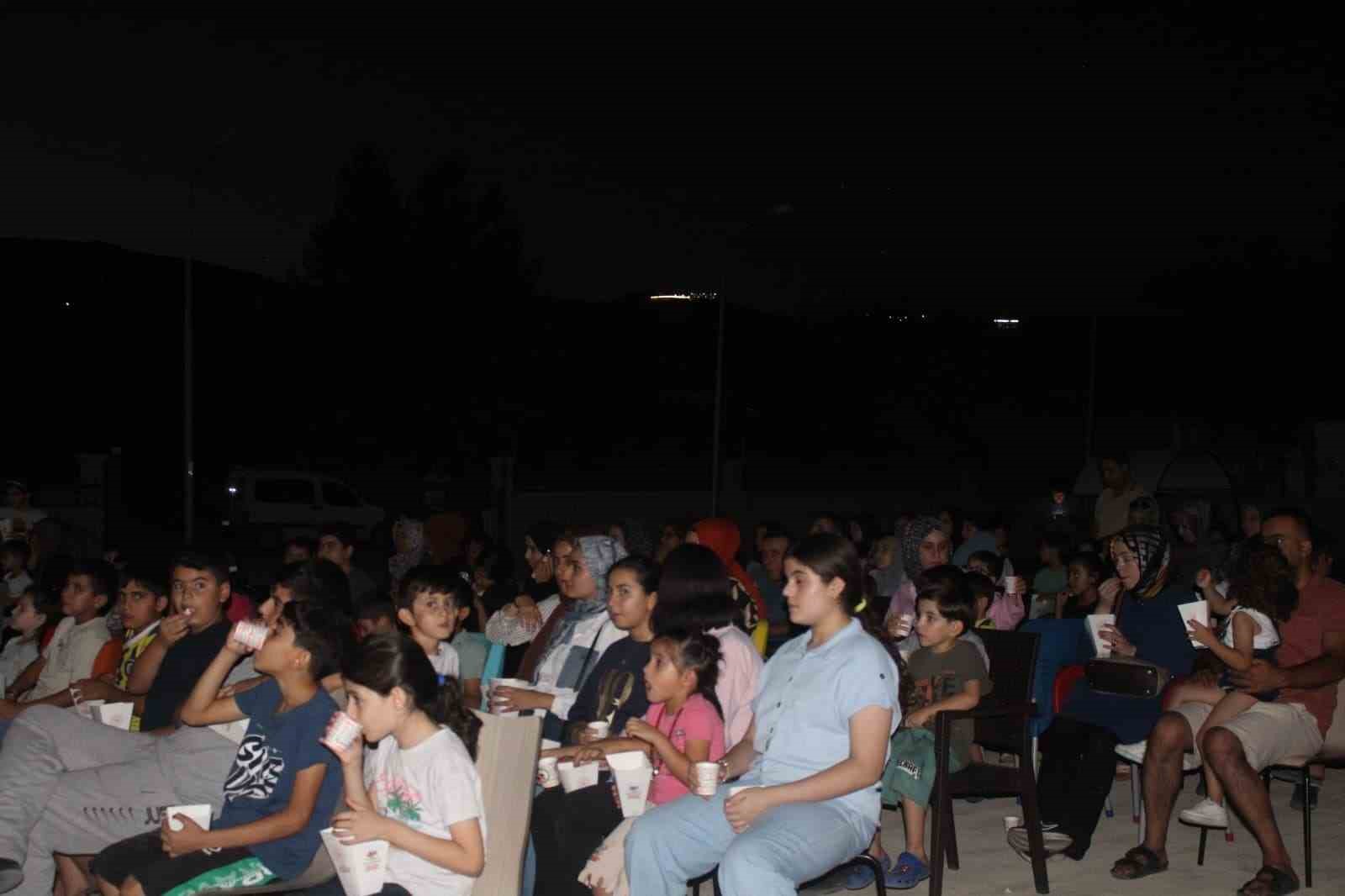 Palu&rsquo;da &ccedil;ocuklara sinema keyfi

