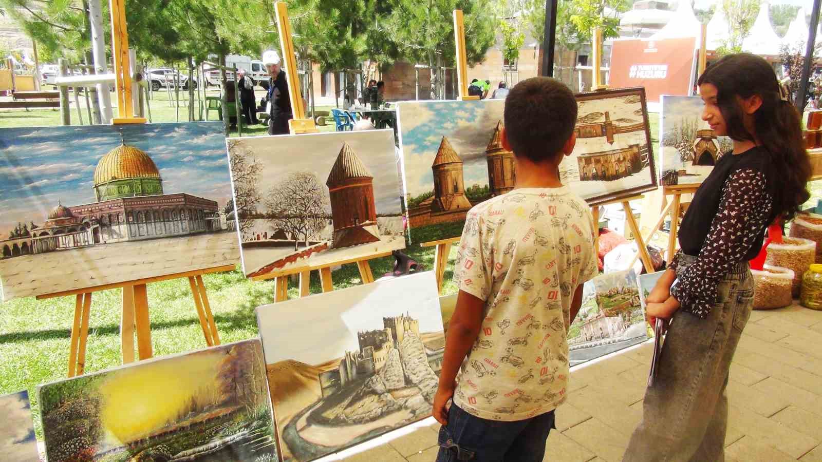 Cami imamından yağlı boya sergisi
