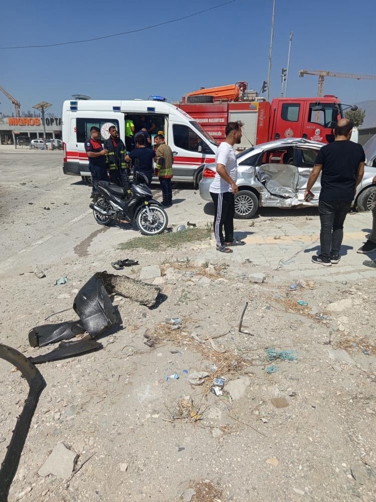 Antakya’da trafik kazası : 2 yaralı