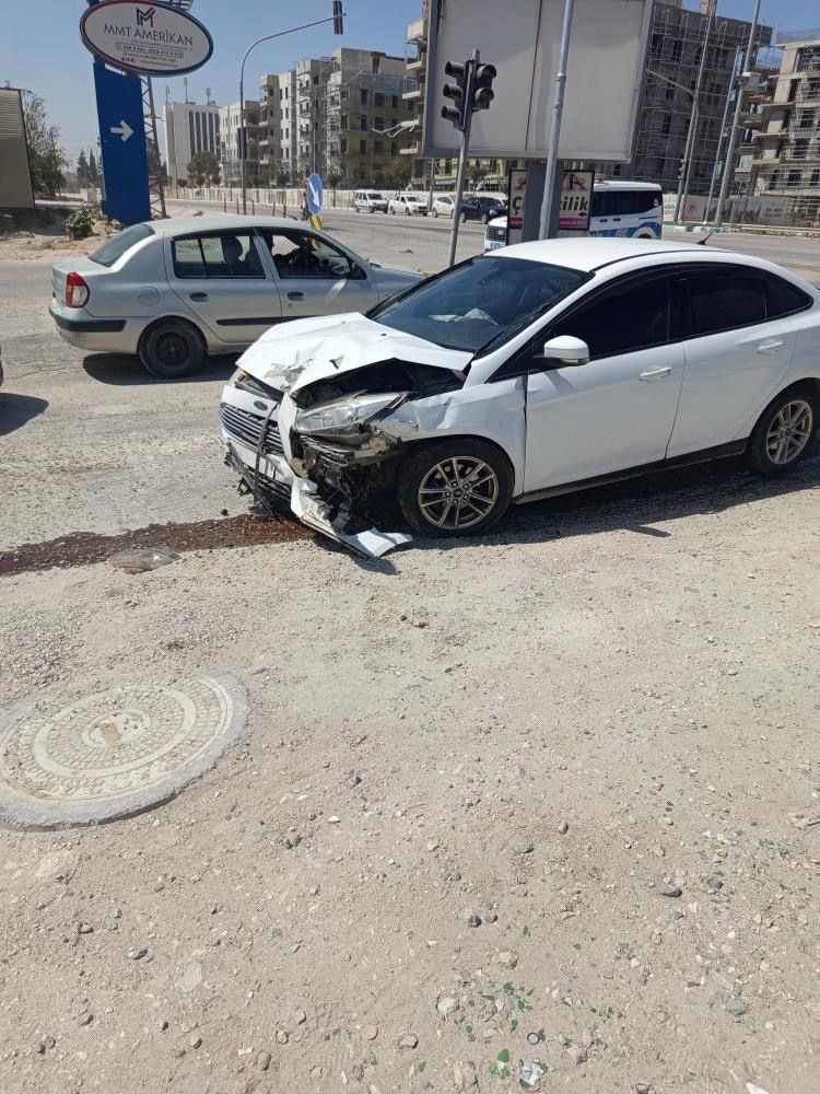 Antakya&rsquo;da trafik kazası : 2 yaralı
