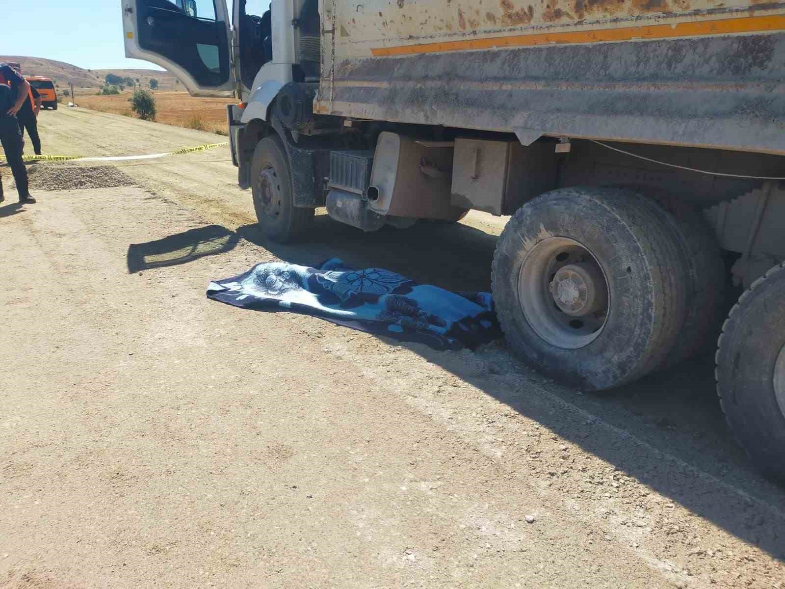 Geri manevra yapan kamyonun altında kalan iş&ccedil;i &ouml;ld&uuml;
