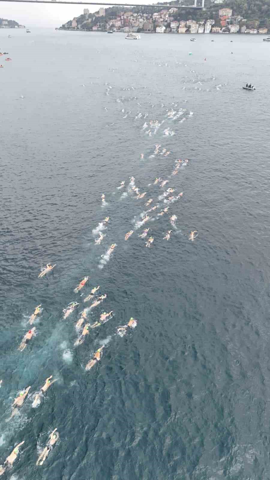 Binlerce y&uuml;z&uuml;c&uuml; 37. Boğazi&ccedil;i Kıtalararası Y&uuml;zme Yarışı&rsquo;nda kıtaları birleştirdi
