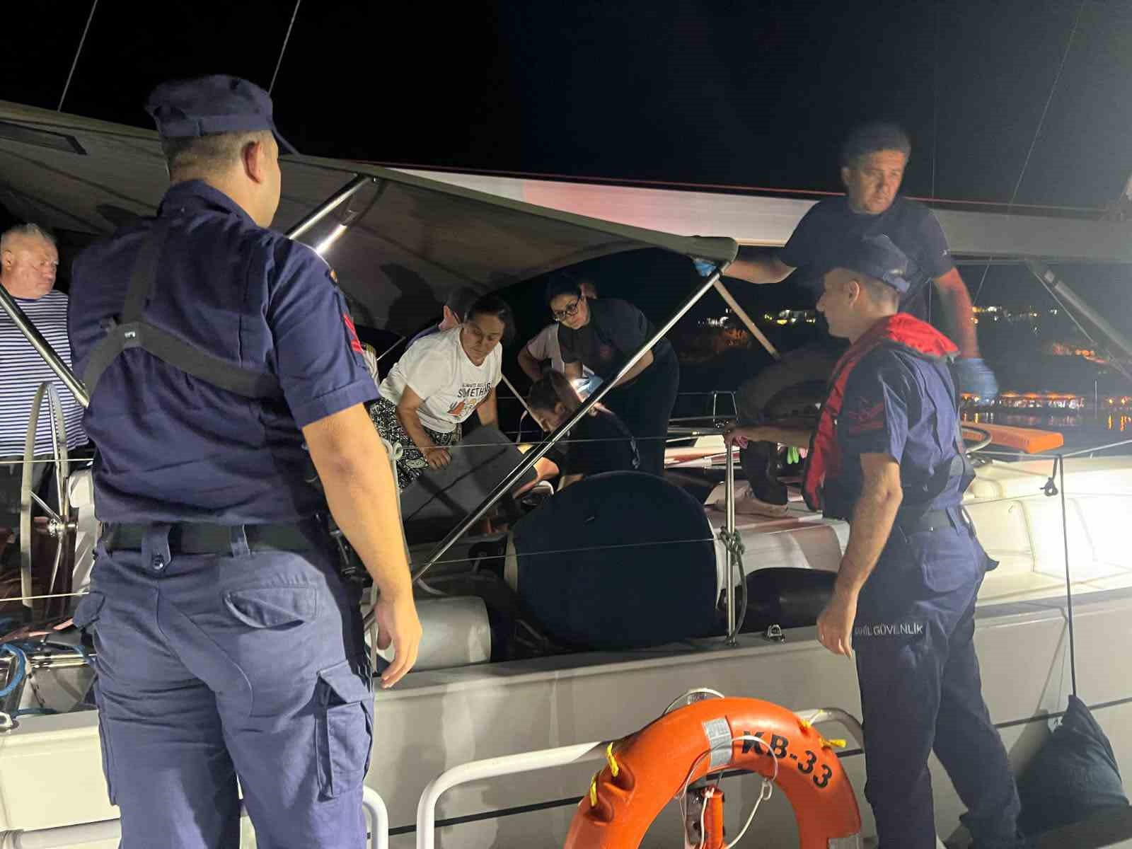 Ayağı kırılan kazazede sahil g&uuml;venlik ekipleri tarafından kurtarıldı
