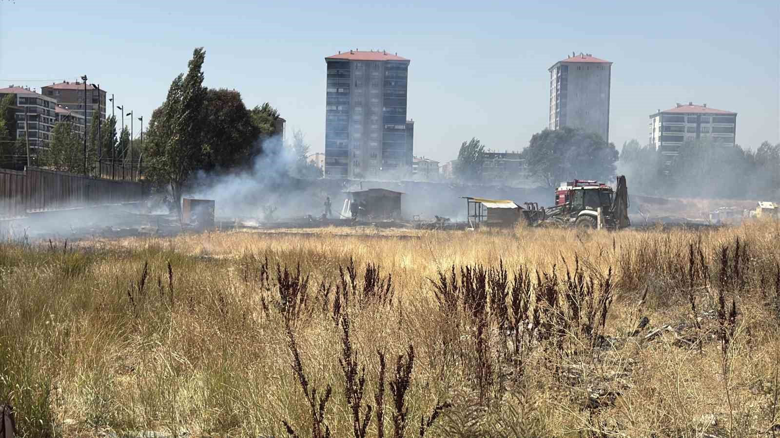 Otluk arazide &ccedil;ıkan yangın b&uuml;y&uuml;meden s&ouml;nd&uuml;r&uuml;ld&uuml;
