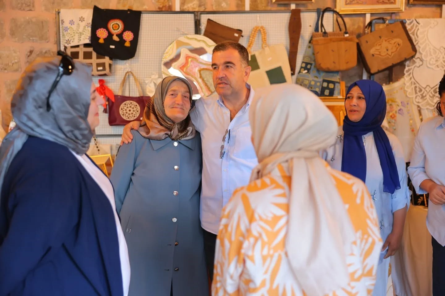 Satışa sunulan el emeği ürünler incelendi