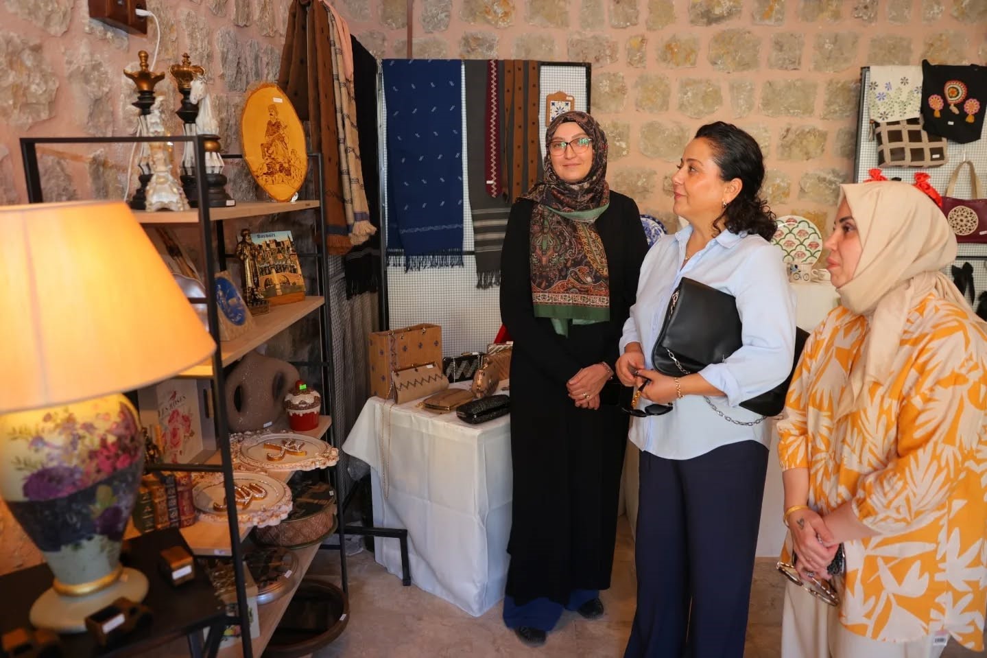 Satışa sunulan el emeği &uuml;r&uuml;nler incelendi
