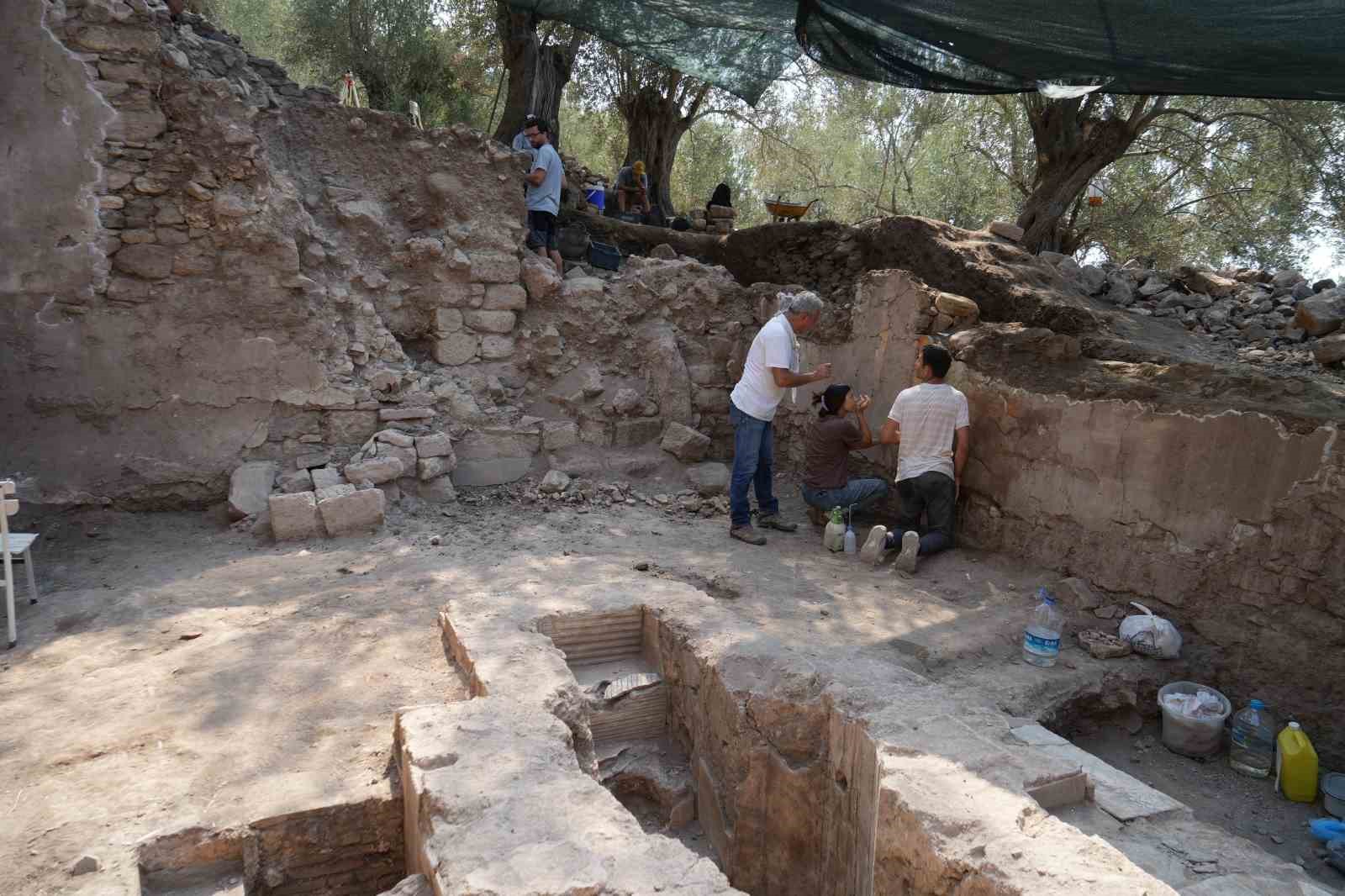 Antandros Antik Kenti kazılarında bin 600 yıllık vaftizhane ortaya &ccedil;ıkarıldı
